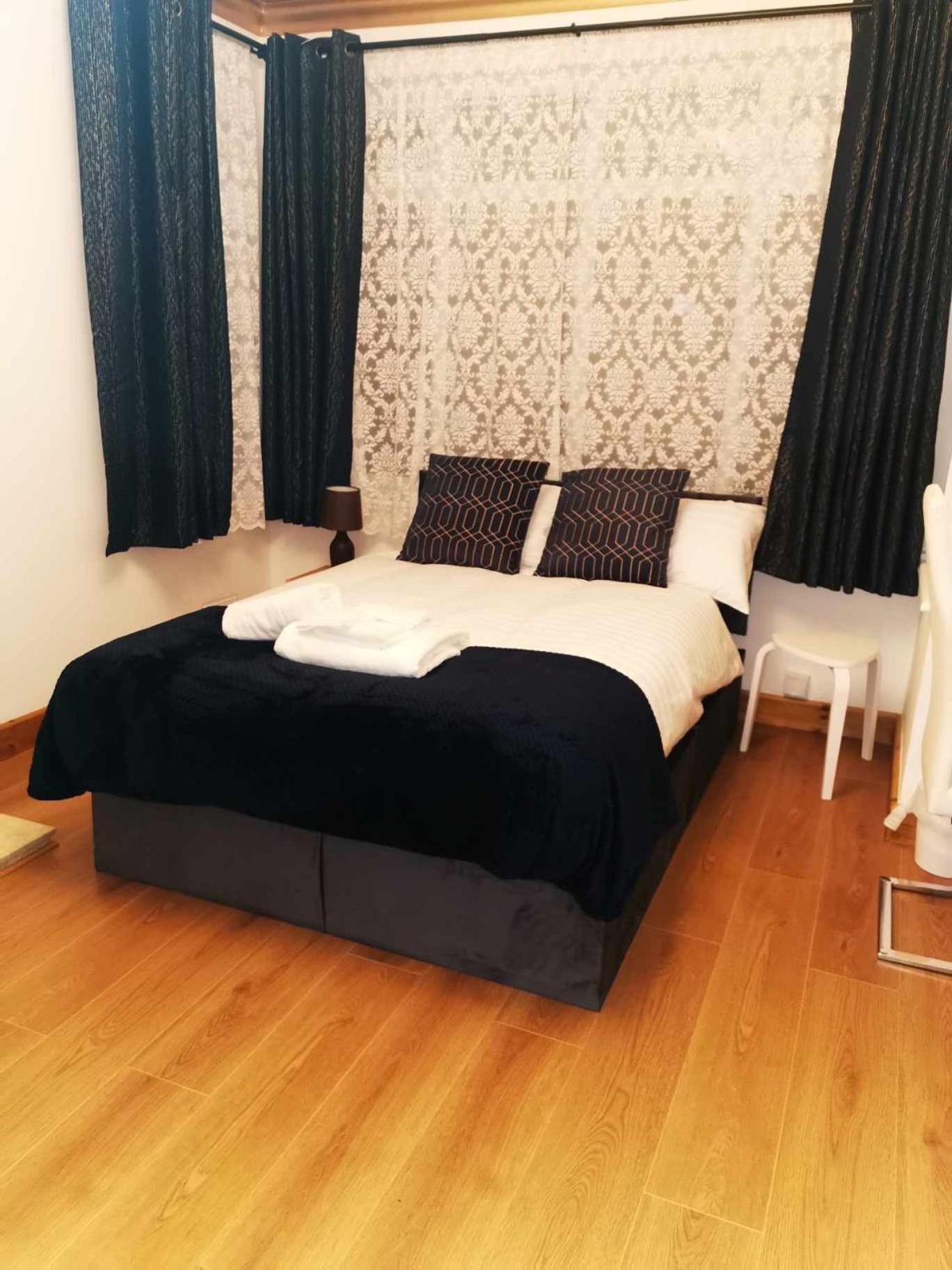 Uplands Grove Bungalow Hotel Wolverhampton Buitenkant foto