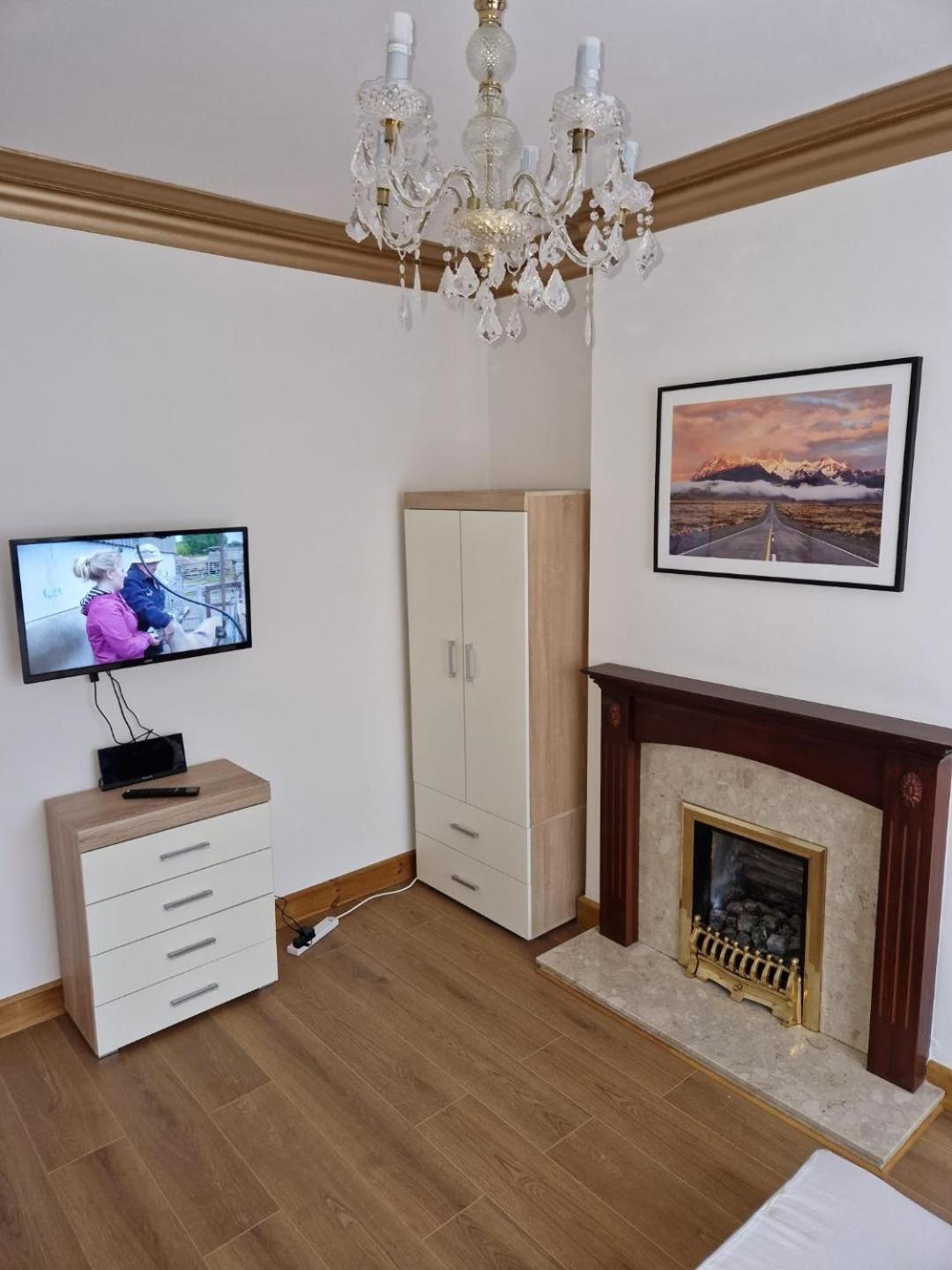 Uplands Grove Bungalow Hotel Wolverhampton Buitenkant foto