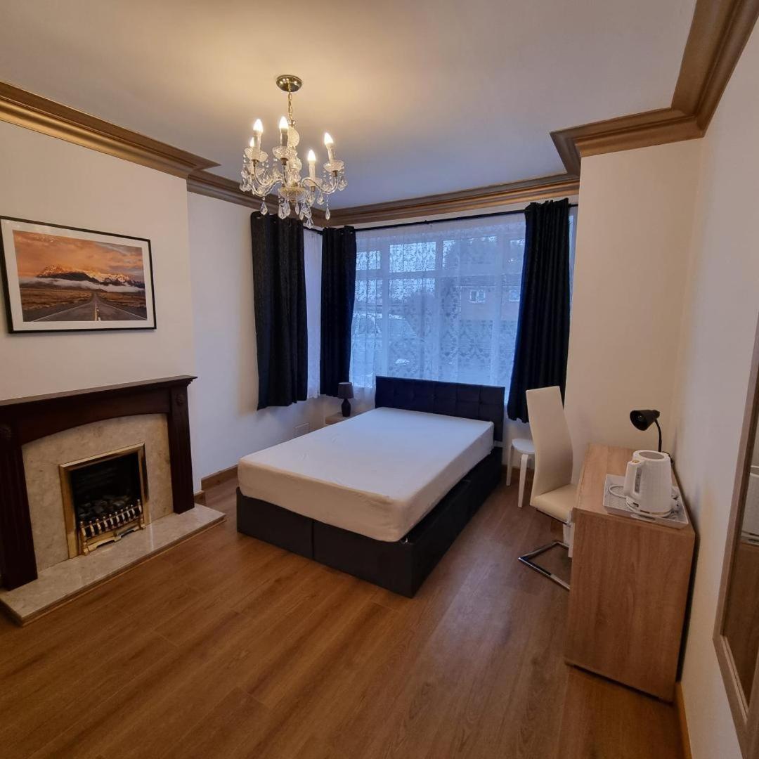 Uplands Grove Bungalow Hotel Wolverhampton Buitenkant foto