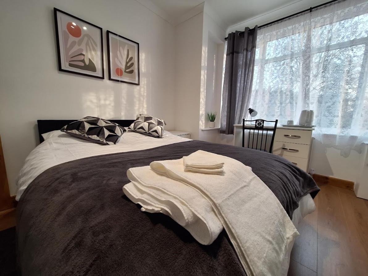 Uplands Grove Bungalow Hotel Wolverhampton Buitenkant foto