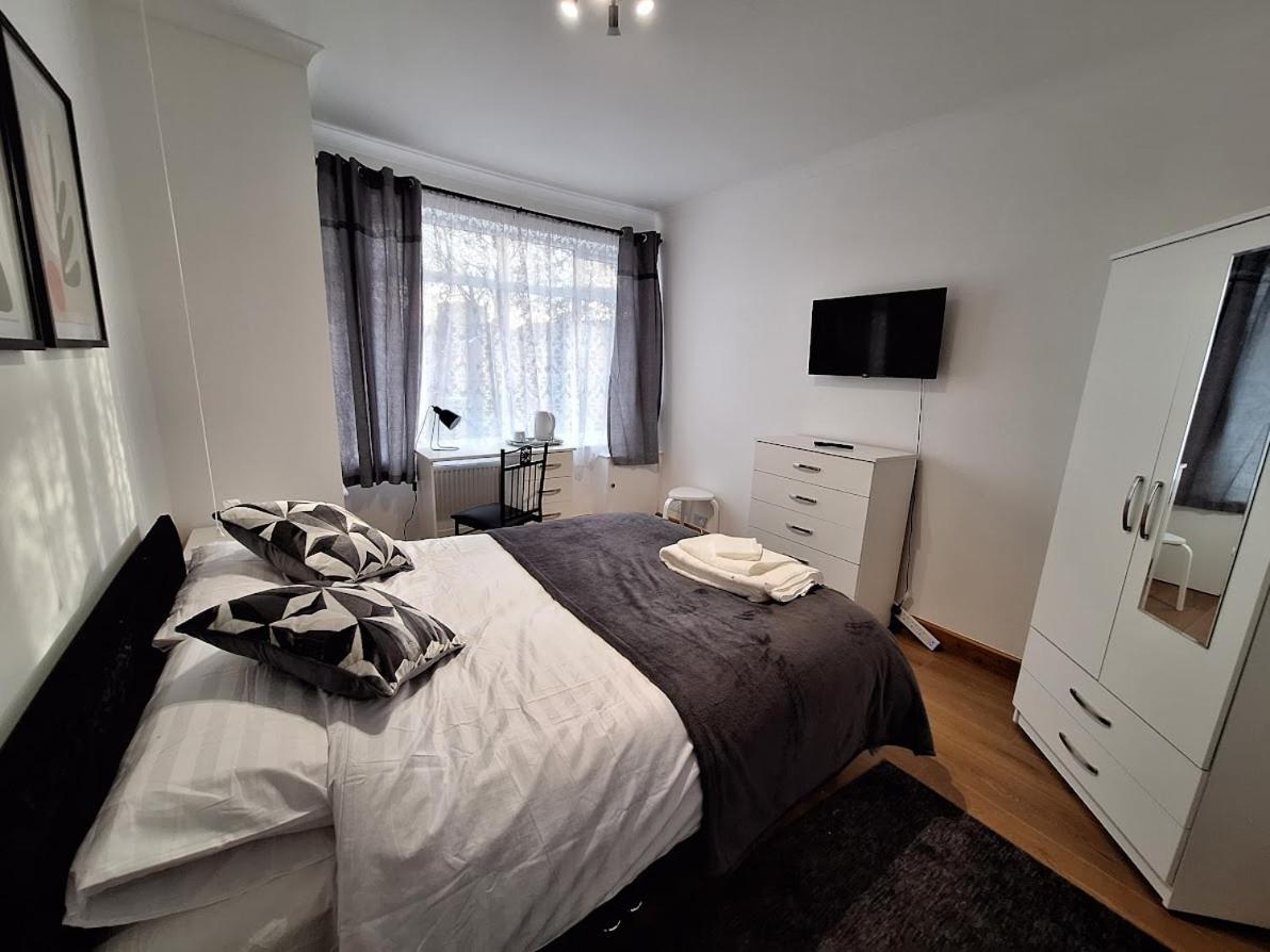Uplands Grove Bungalow Hotel Wolverhampton Buitenkant foto