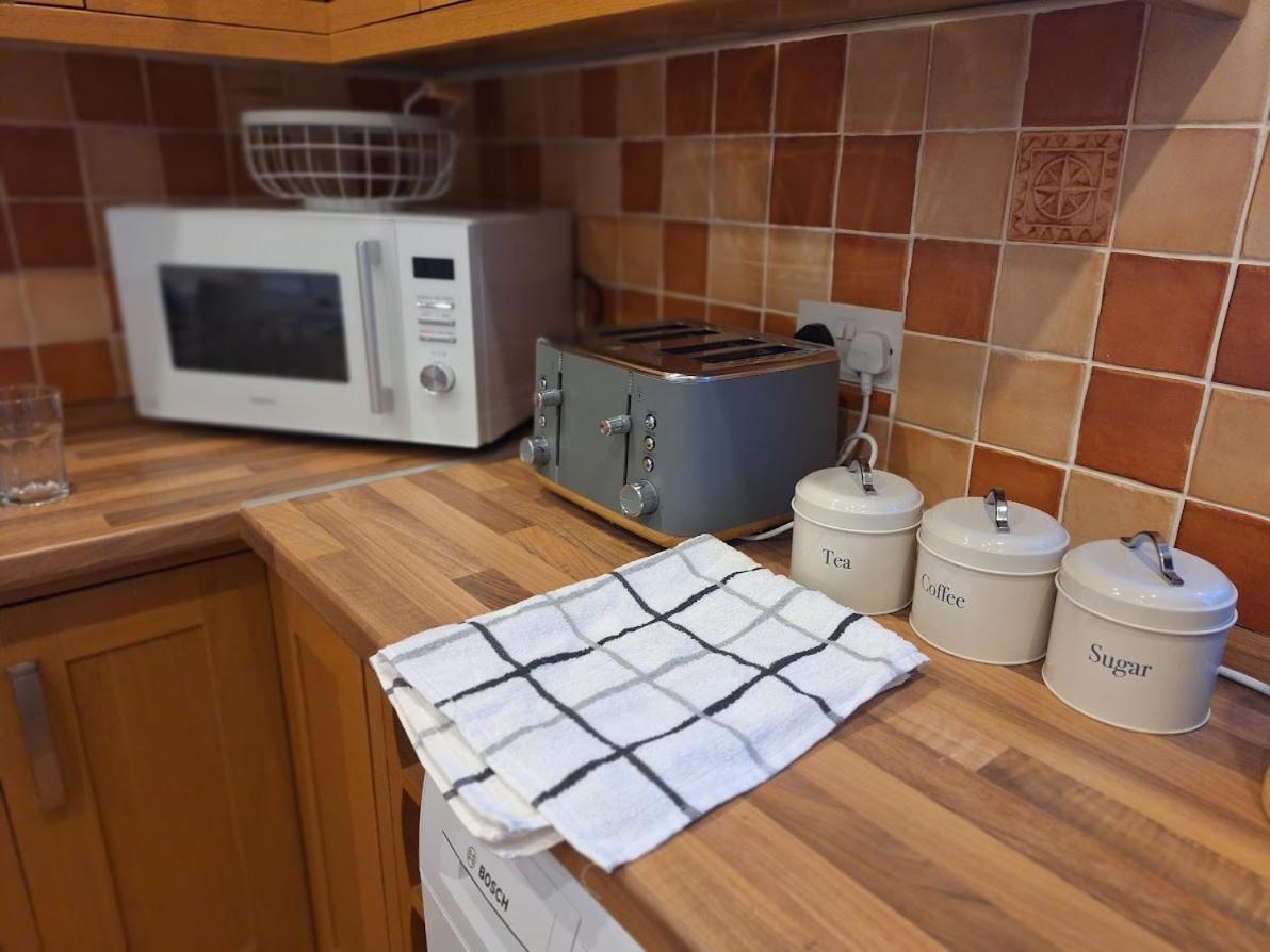 Uplands Grove Bungalow Hotel Wolverhampton Buitenkant foto