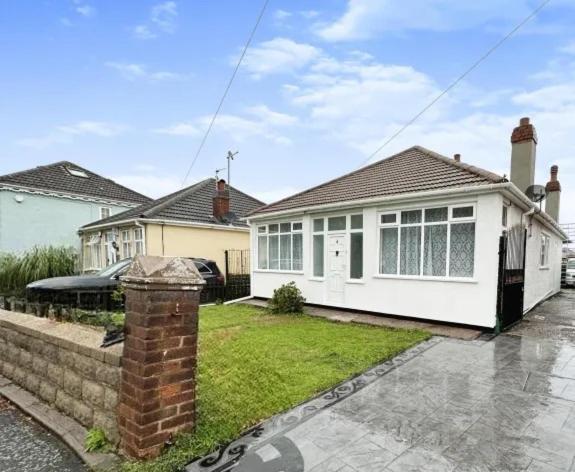 Uplands Grove Bungalow Hotel Wolverhampton Buitenkant foto
