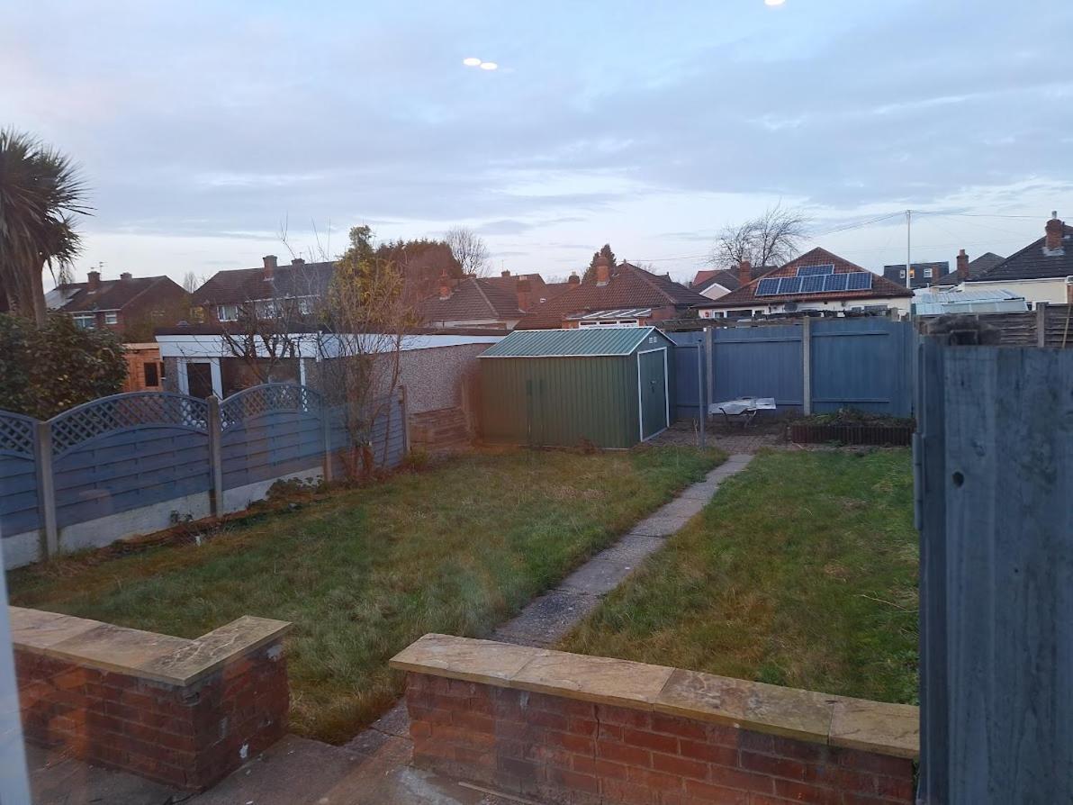Uplands Grove Bungalow Hotel Wolverhampton Buitenkant foto