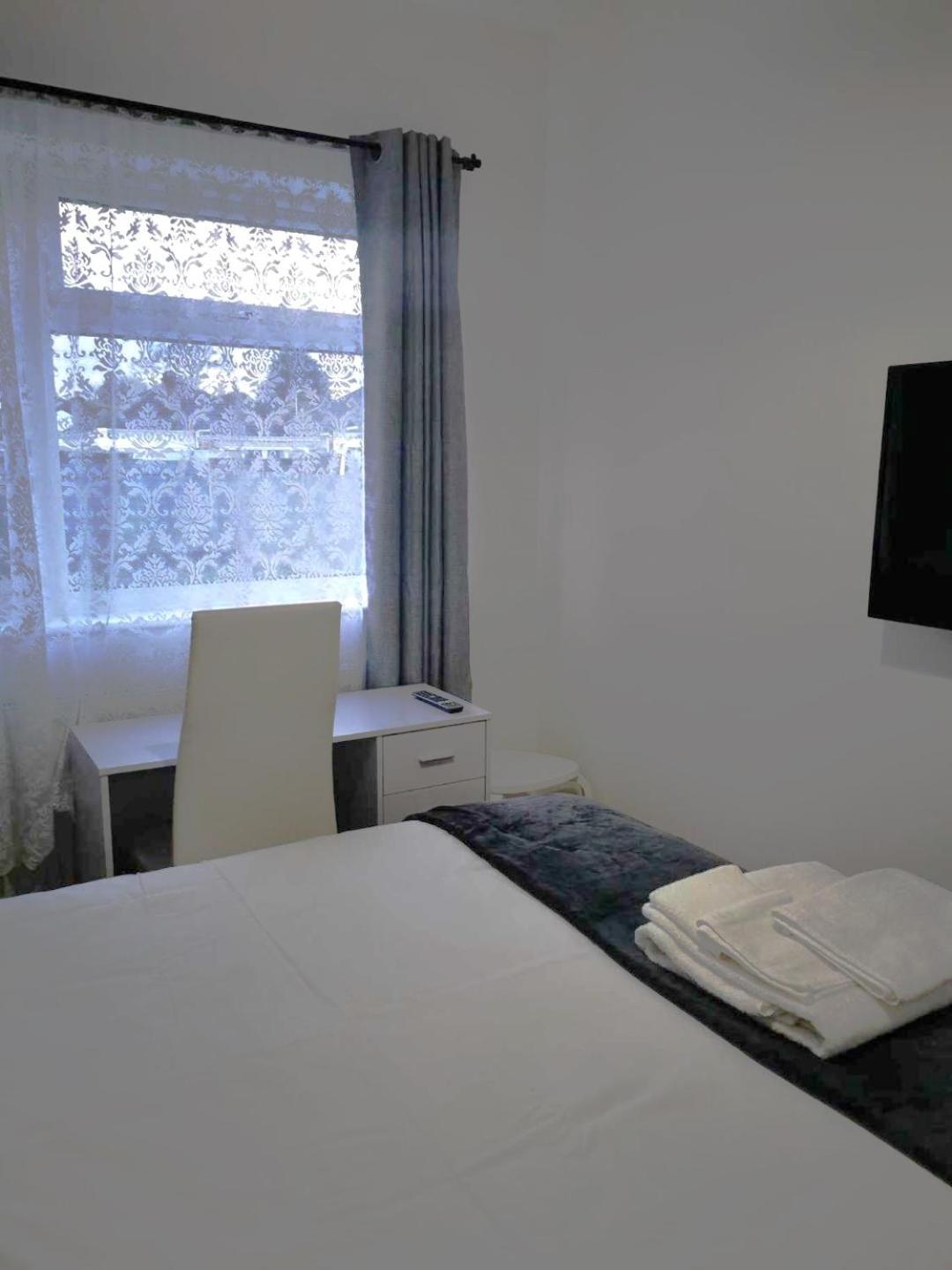 Uplands Grove Bungalow Hotel Wolverhampton Buitenkant foto